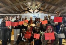 Ceramiche e rose, pensieri e lacrime per le donne vittime di violenza