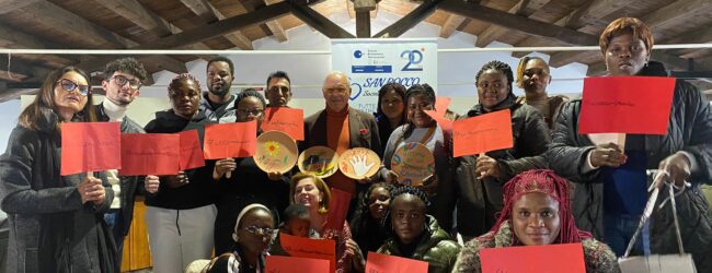 Ceramiche e rose, pensieri e lacrime per le donne vittime di violenza