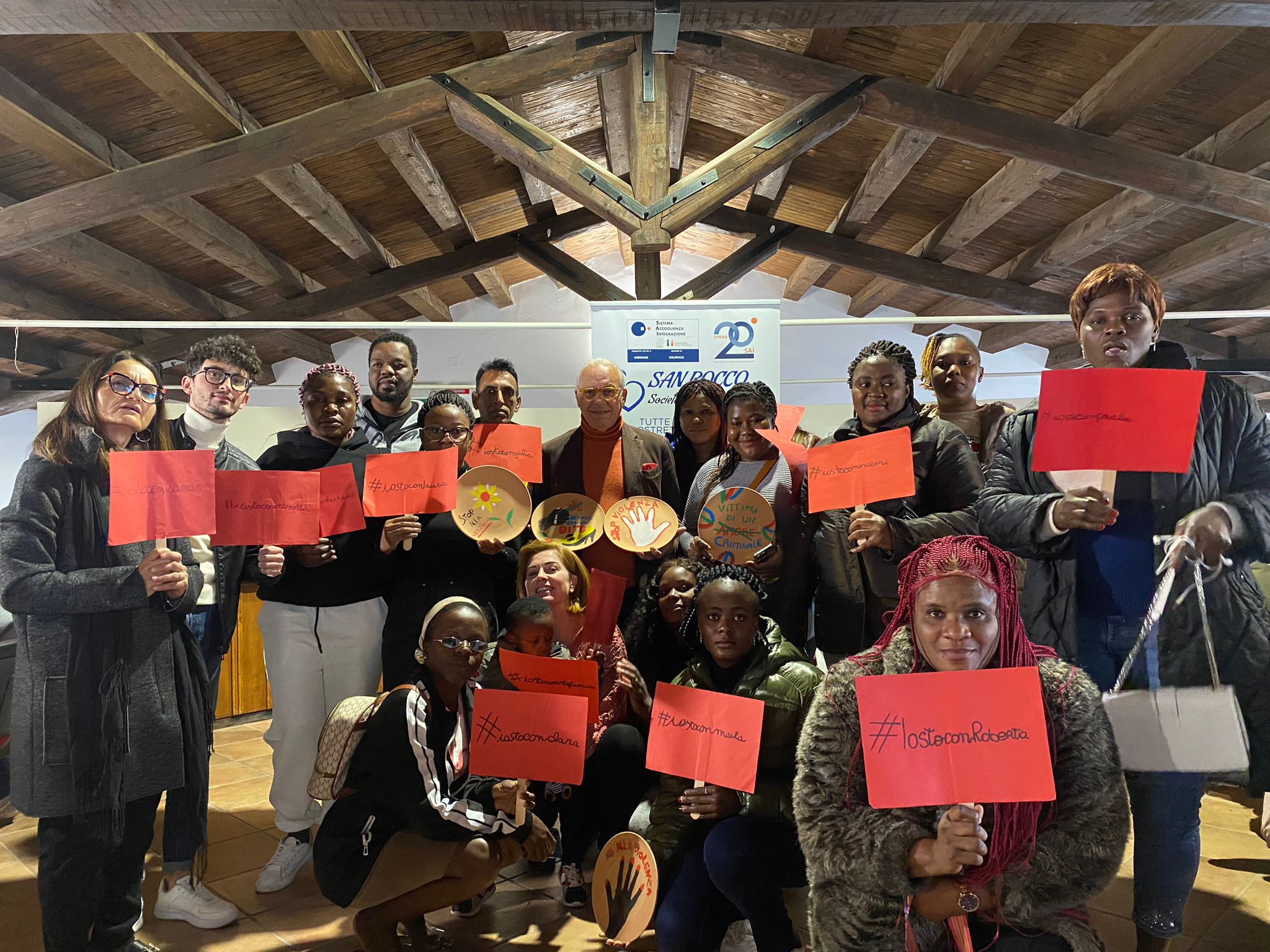 Ceramiche e rose, pensieri e lacrime per le donne vittime di violenza