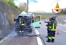 Autocarro in fiamme sull’A16, intervento dei Vigili del Fuoco. Nessuna conseguenza per il conducente