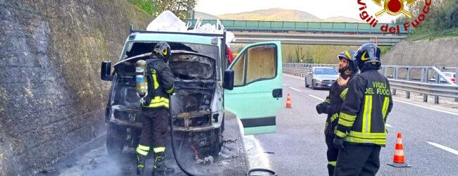 Autocarro in fiamme sull’A16, intervento dei Vigili del Fuoco. Nessuna conseguenza per il conducente