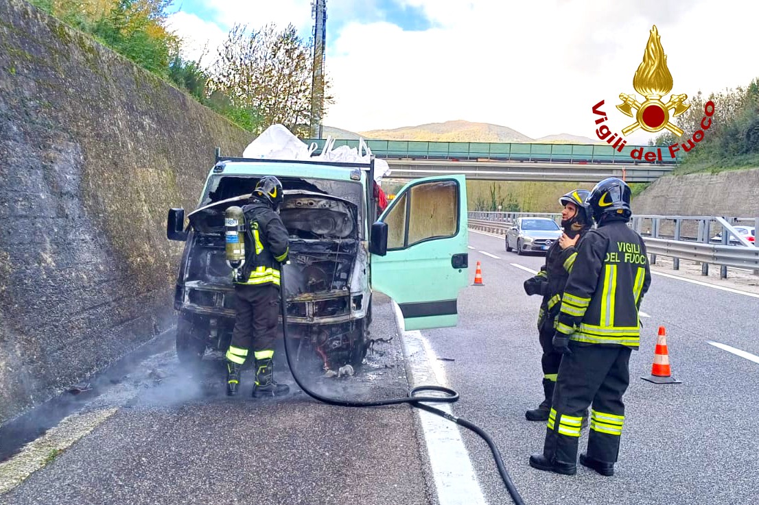 Autocarro in fiamme sull’A16, intervento dei Vigili del Fuoco. Nessuna conseguenza per il conducente