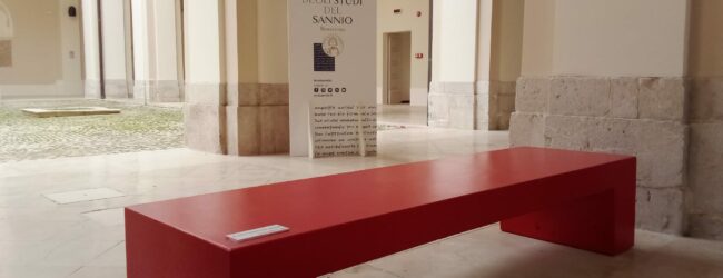 Unisannio: ‘E’ stato il vostro bravo ragazzo’, una Panchina rossa in memoria delle donne