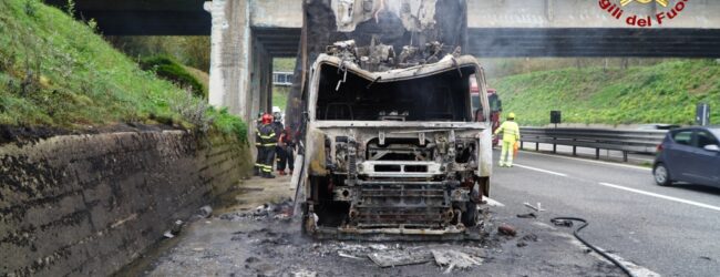 Mercogliano| Auto e camion in fiamme, super lavoro per i vigili del fuoco