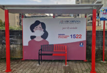 Avellino| Campagna contro la violenza sulle donne, l’Air Campania dedica una pensilina al 1522