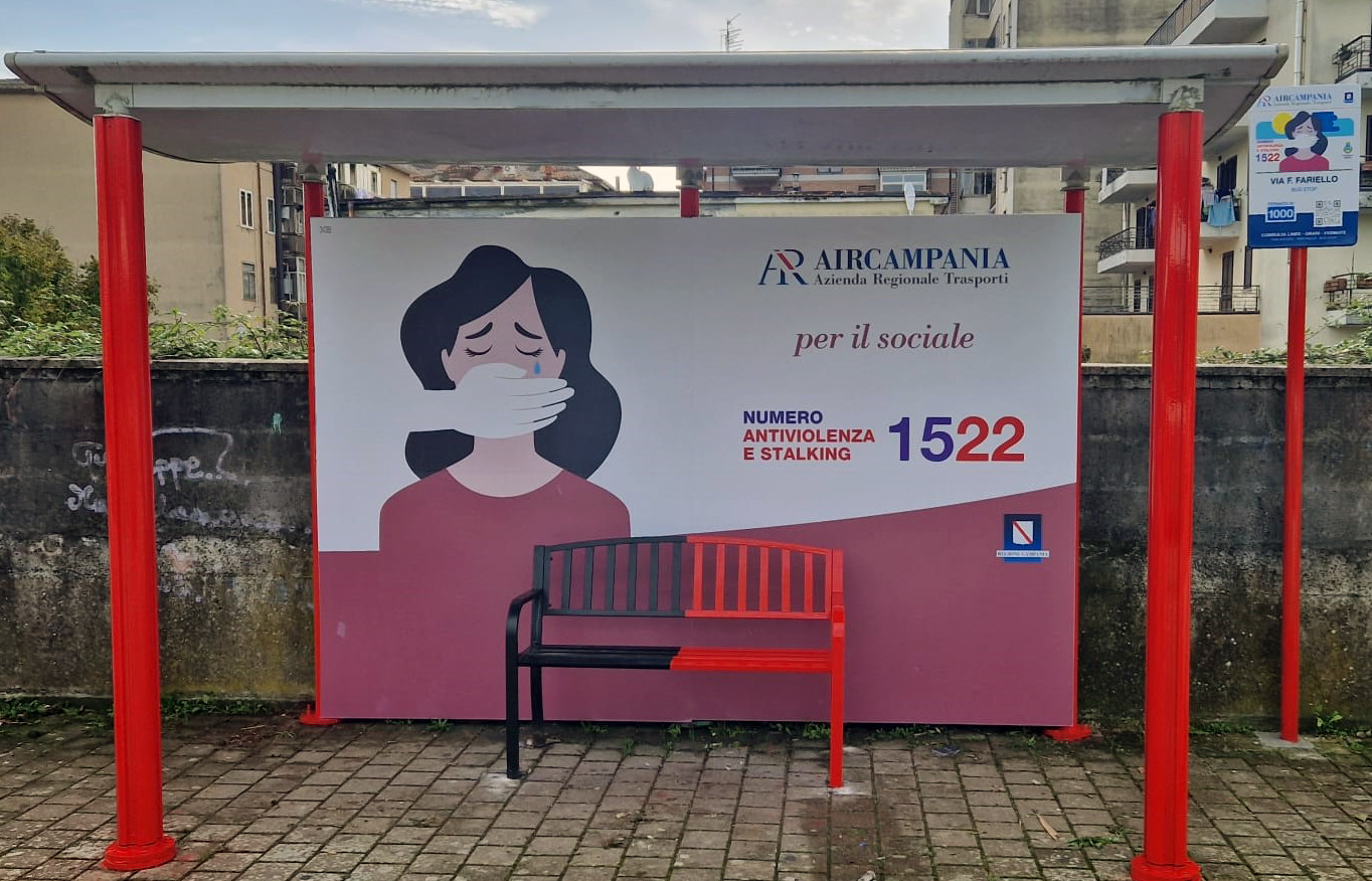 Avellino| Campagna contro la violenza sulle donne, l’Air Campania dedica una pensilina al 1522
