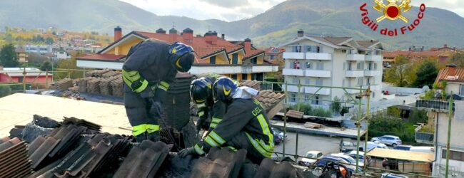 Monteforte Irpino| Tetto in fiamme ad Alvanella, paura per le famiglie di un condominio