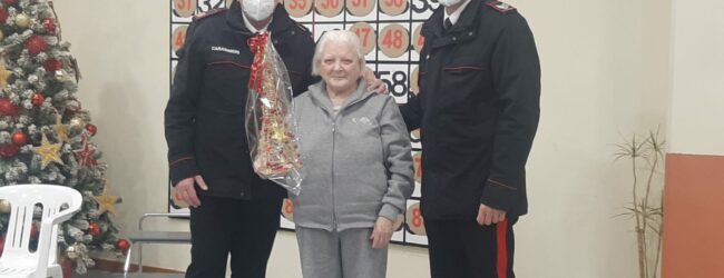 Capodanno di solidarietà, a Volturara Irpina gli anziani giocano a tombola con i carabinieri