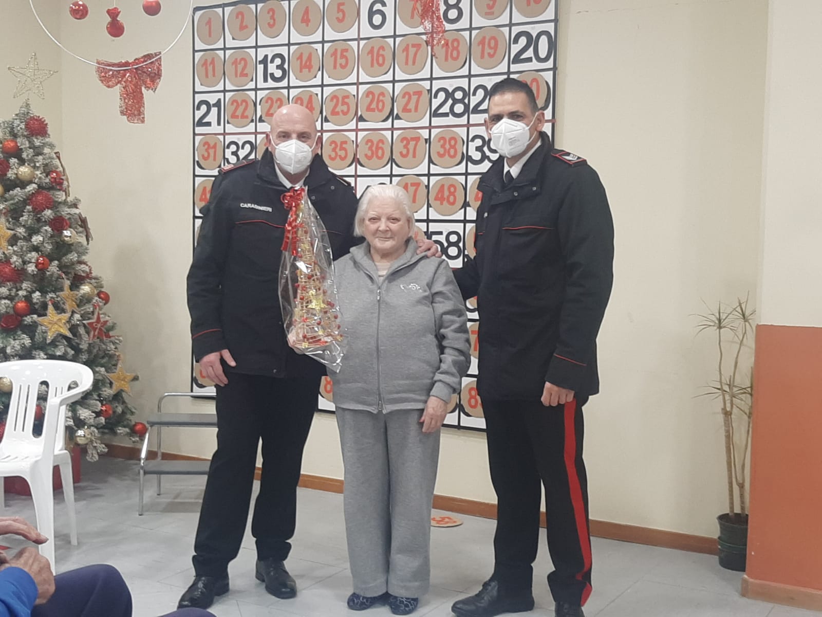 Capodanno di solidarietà, a Volturara Irpina gli anziani giocano a tombola con i carabinieri