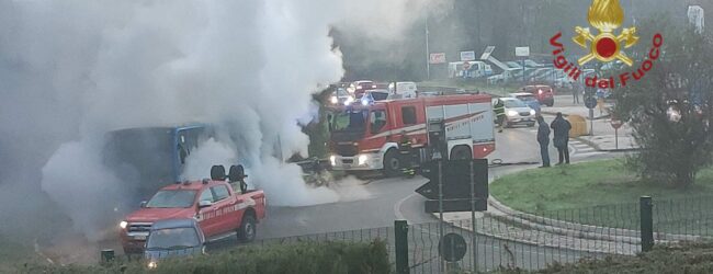 Avellino| Autobus in fiamme sulla variante 7 bis, intervento dei vigili del fuoco