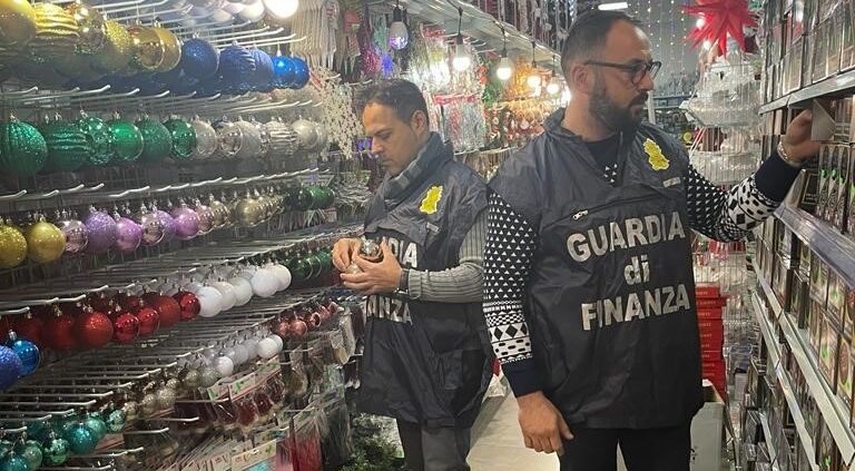 Guardia di Finanza in un negozio di Dugenta: sequestrati 24mila prodotti natalizi