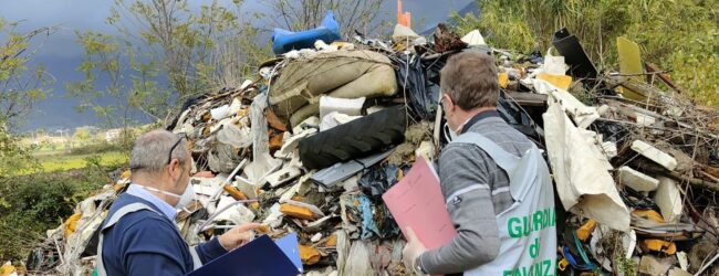 Sannio, la GdF sequestra una discarica abusiva: tra i rifiuti anche pannelli di amianto