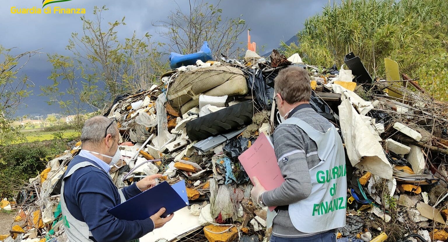 Sannio, la GdF sequestra una discarica abusiva: tra i rifiuti anche pannelli di amianto