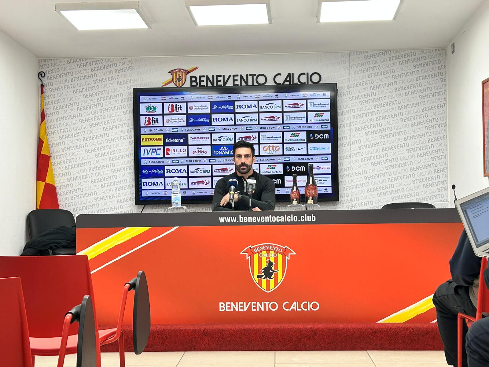 Benevento, Andreoletti: “Le vicende extracalcio non ci distrarranno da una partita bella da giocare. Non temo l’ambiente calcio, contro la Juve Stabia per capire di che pasta siamo fatti”