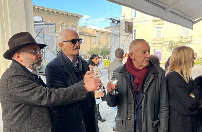 Abbate alla conferenza stampa del PD