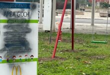 Imbrattano i cartelli delle giostre della Spina Verde. Rosa: “vergognatevi, imbecilli!”