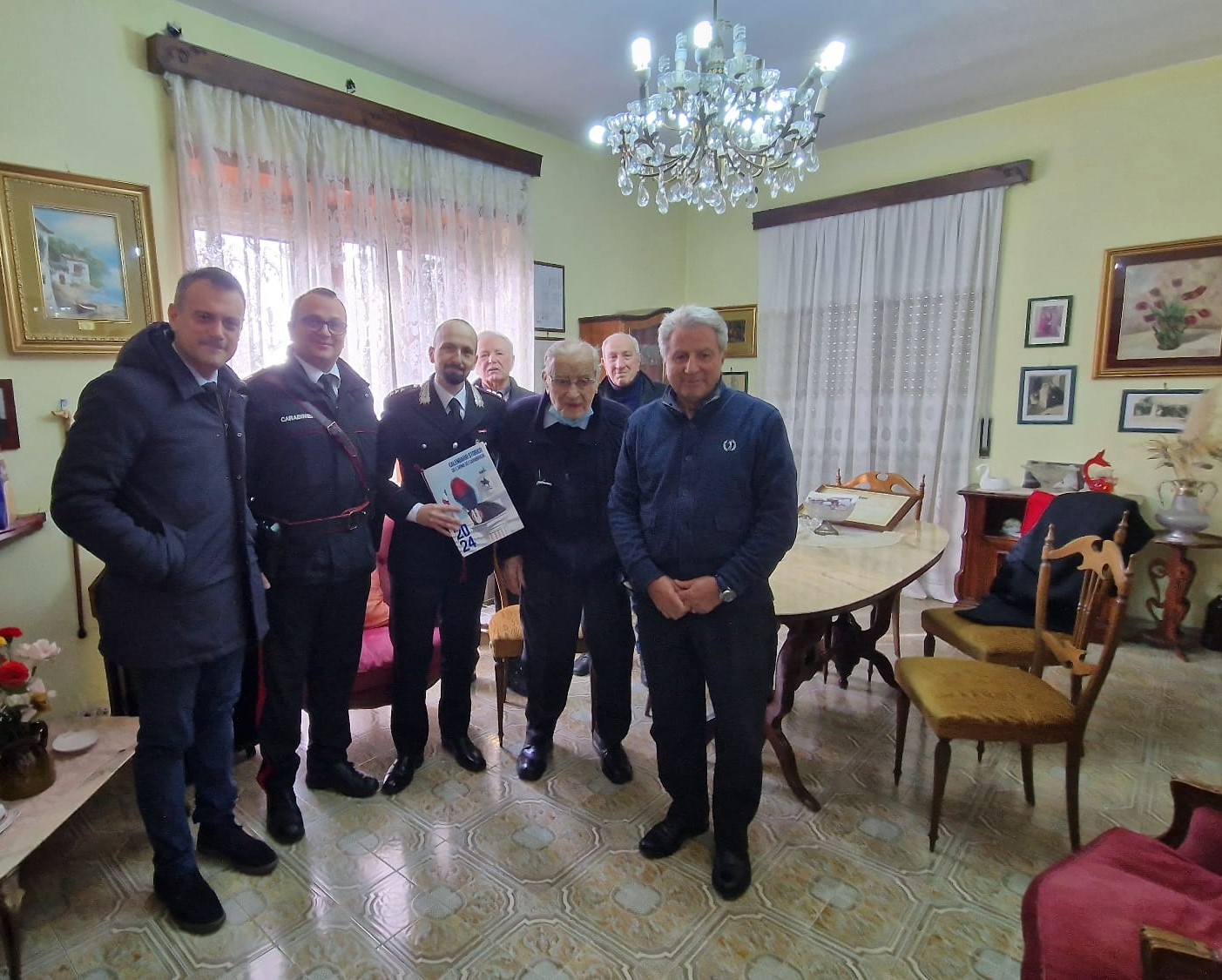 Montemiletto| I carabinieri donano il calendario storico al quasi centenario membro dell’ANC Sordillo