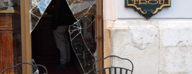 Furto con scasso in un bar del centro storico di Benevento, rubato contante