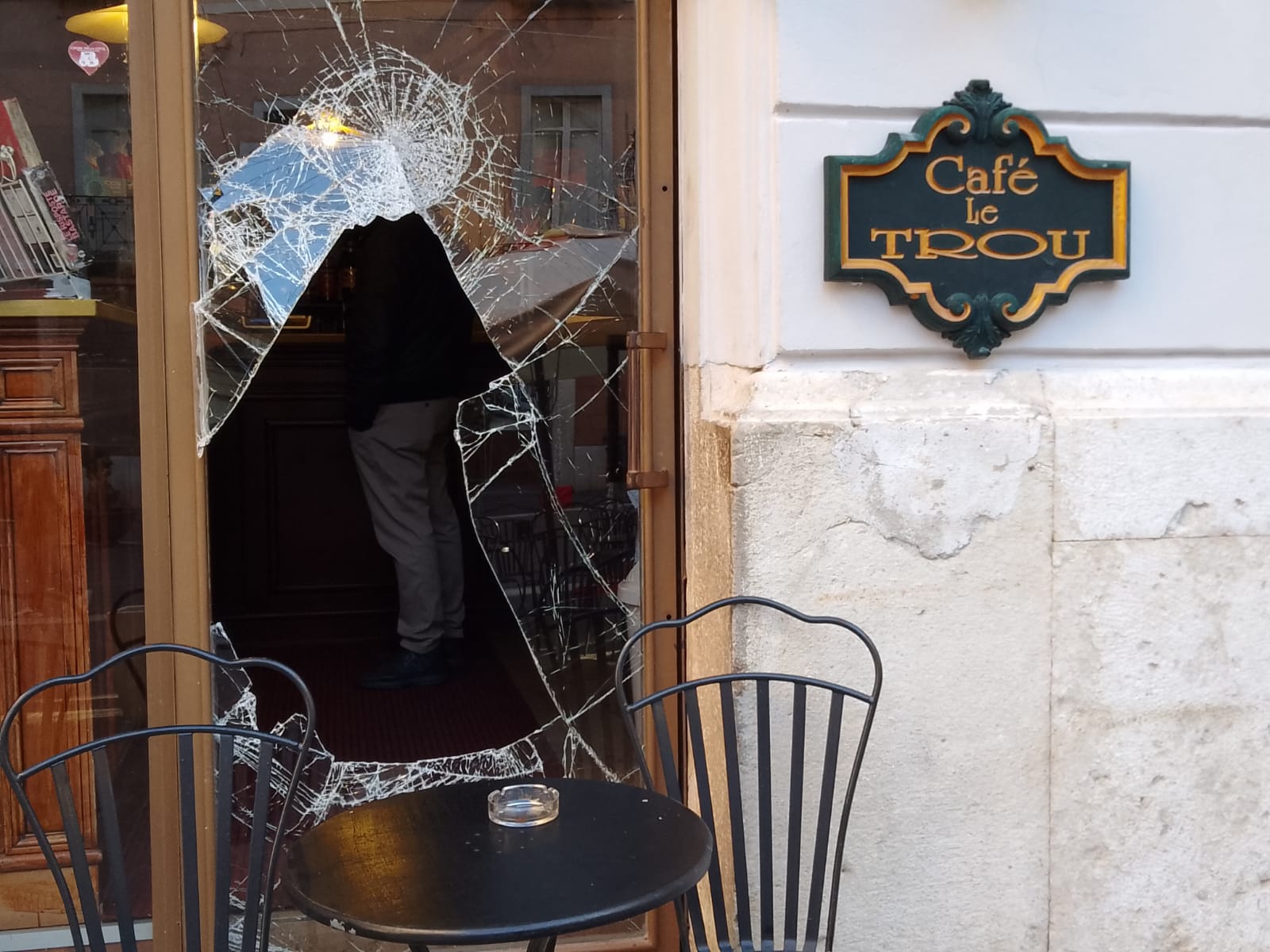 Furto con scasso in un bar del centro storico di Benevento, rubato contante