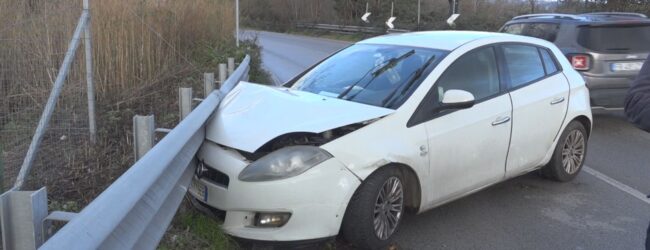 Avellino, auto contro guardrail: ferita una 37enne