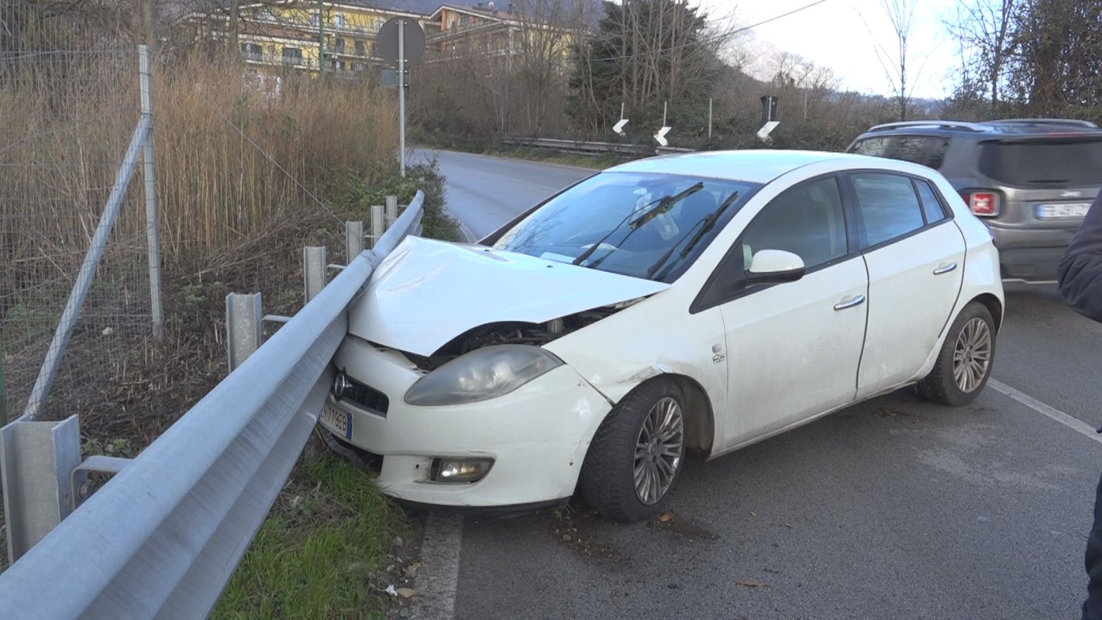 Avellino, auto contro guardrail: ferita una 37enne