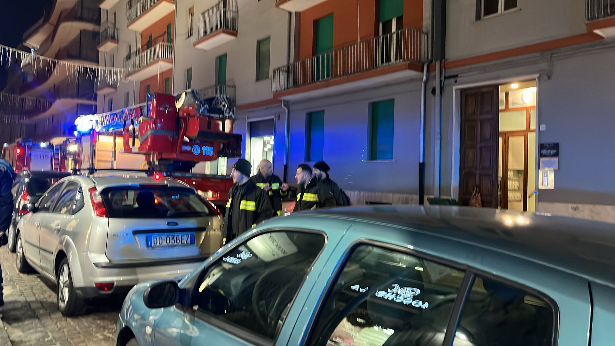 Avellino| Donna piegata sulla ringhiera del balcone, salvata da pompieri e polizia