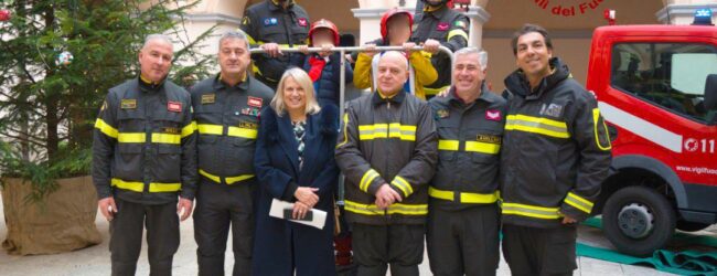Avellino| Vigili del fuoco e piccoli alunni irpini insieme per allestire l’albero di Natale nel chiostro della Prefettura
