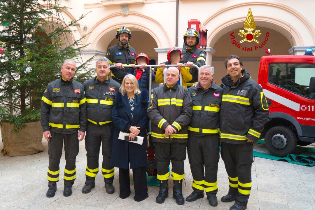 Avellino| Vigili del fuoco e piccoli alunni irpini insieme per allestire l’albero di Natale nel chiostro della Prefettura