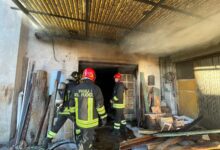 Incendio in una falegnameria di Fragneto L’Abate: ore di intenso lavoro per i vigili del fuoco