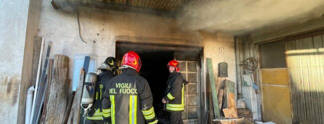 Incendio in una falegnameria di Fragneto L’Abate: ore di intenso lavoro per i vigili del fuoco