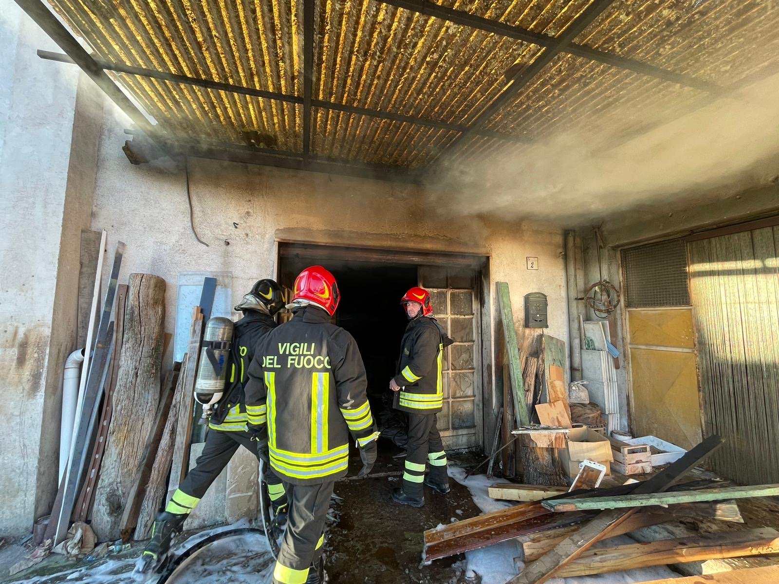 Incendio in una falegnameria di Fragneto L’Abate: ore di intenso lavoro per i vigili del fuoco