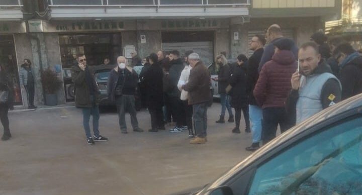 File davanti all’unica farmacia di turno, Mastella scrive all’Asl e all’Ordine dei Farmacisti