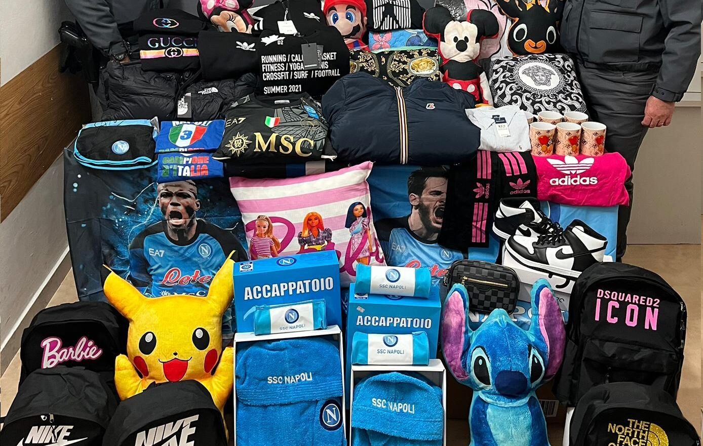 Finanza sequestra abbigliamento e articoli contraffatti in un negozio di Montesarchio