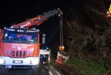 Avellino| Furgone dei rifiuti finisce fuori strada: conducente illeso, mezzo recuperato dall’autogru