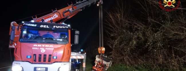 Avellino| Furgone dei rifiuti finisce fuori strada: conducente illeso, mezzo recuperato dall’autogru