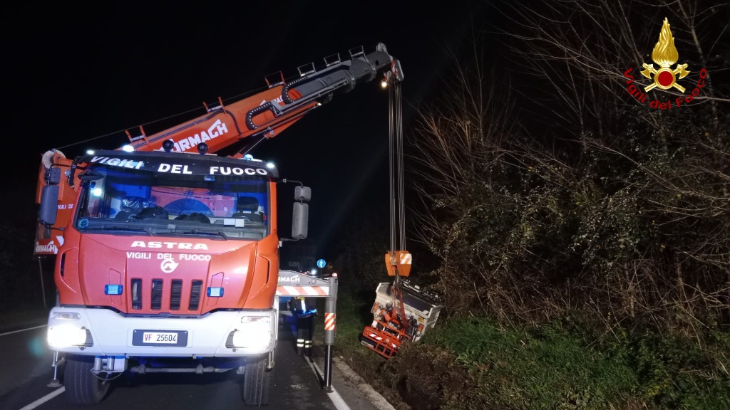 Avellino| Furgone dei rifiuti finisce fuori strada: conducente illeso, mezzo recuperato dall’autogru