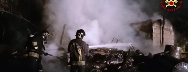 Contrada| Incendio in un deposito agricolo in via Canali, intervengono i vigili del fuoco
