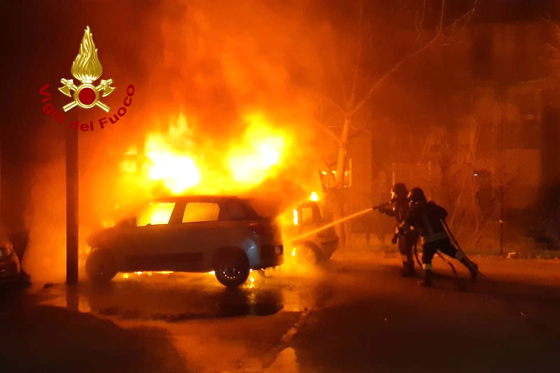 Avellino| Incendio nella notte a Rione Parco, evacuate 3 famiglie degli alloggi popolari. Sul posto anche Festa