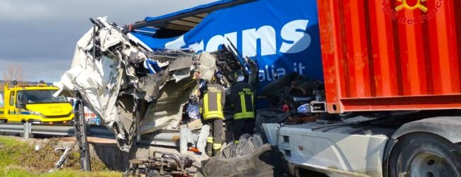 Conza della Campania| Scontro tra due autotreni, conducente incastrato nelle lamiere