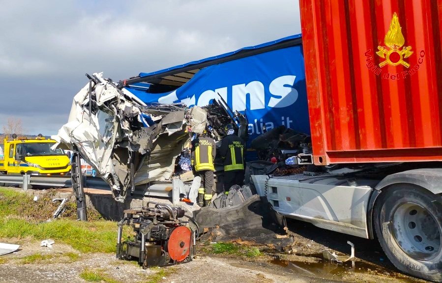 Conza della Campania| Scontro tra due autotreni, conducente incastrato nelle lamiere