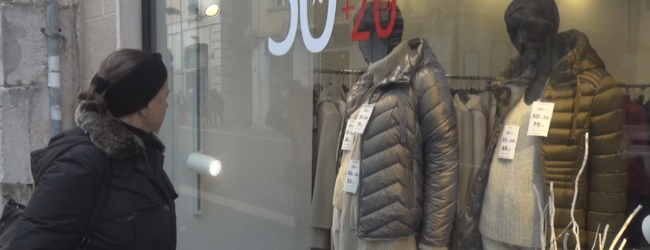 Saldi, al via il 4 Gennaio: la tradizione dei negozi sfida l’e-commerce