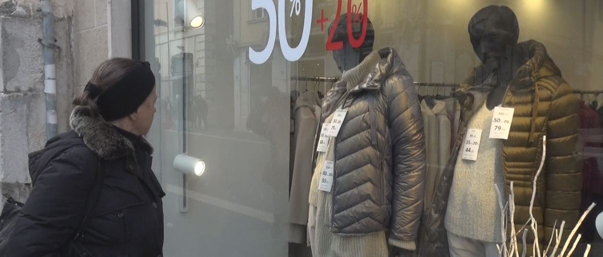 Saldi, al via il 4 Gennaio: la tradizione dei negozi sfida l’e-commerce