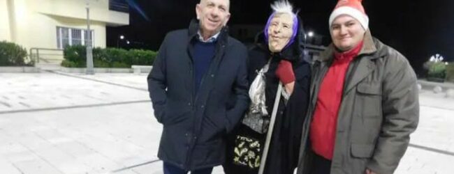 Epifania ad Arpaise, una concittadina vestita da Befana ha portato i doni alle persone anziane della comunità