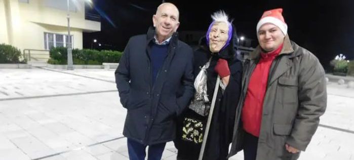 Epifania ad Arpaise, una concittadina vestita da Befana ha portato i doni alle persone anziane della comunità