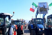 Avellino| Agricoltori, la protesta davanti agli uffici della Regione: 200 trattori in corteo, siamo al collasso
