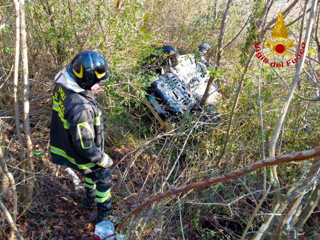 Sturno| Auto si ribalta e finisce in una scarpata, portati in ospedale la 45enne al volante e il figlio 12enne