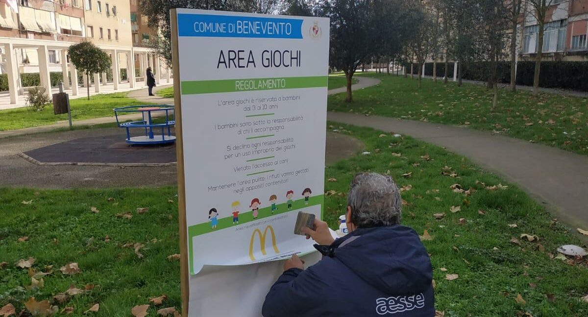 Ripristinati i cartelloni del parco giochi alla Spina Verde di Benevento