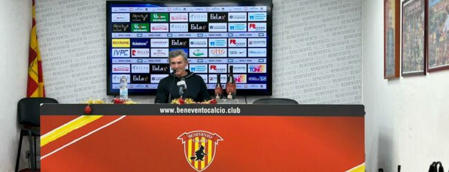 Benevento, Auteri: “Dobbiamo crescere, ma abbiamo meritato la vittoria. Chi è dentro la nostra mission, avrà le sue chance. Idee chiare sul mercato”