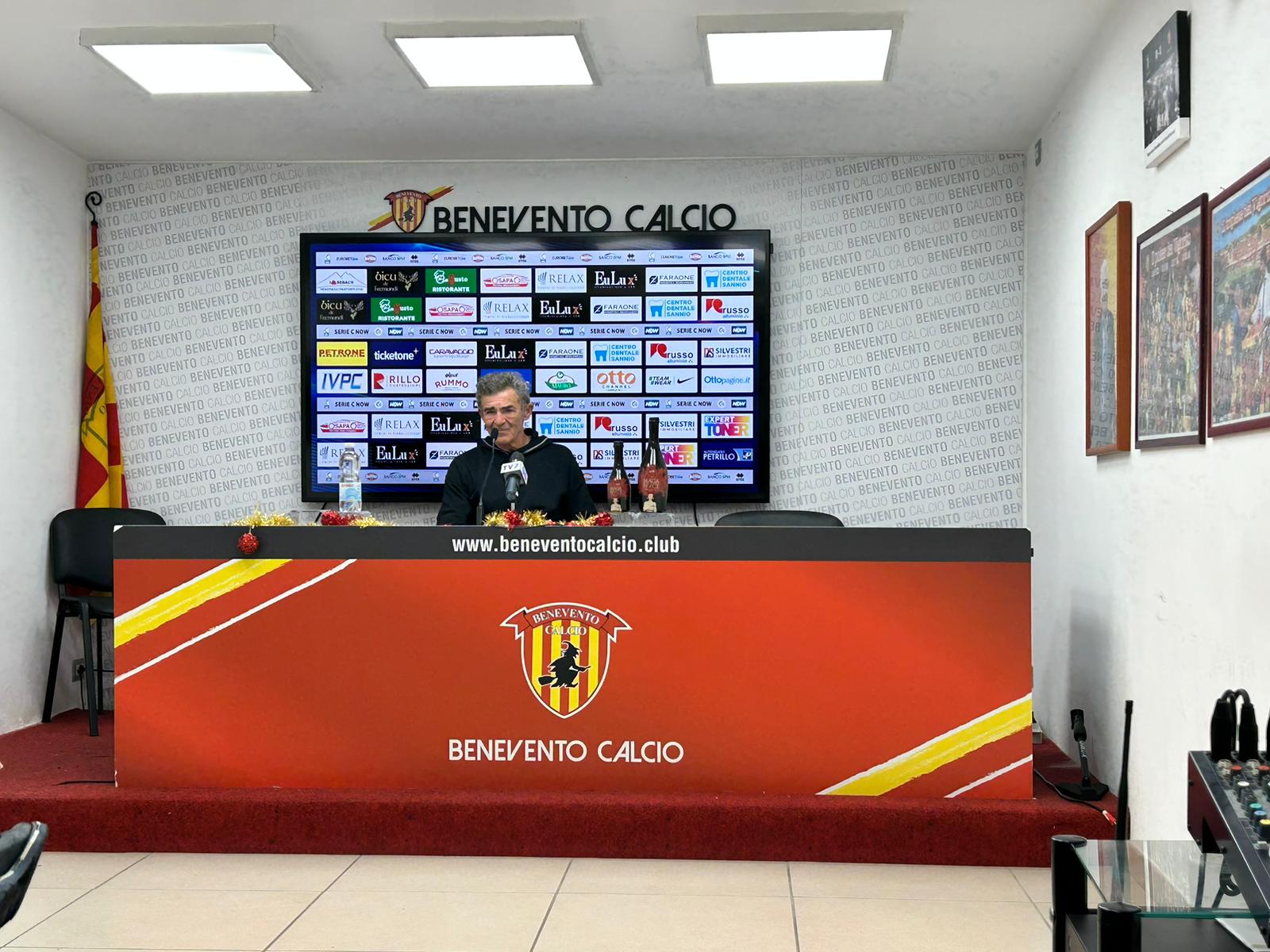 Benevento, Auteri: “Dobbiamo crescere, ma abbiamo meritato la vittoria. Chi è dentro la nostra mission, avrà le sue chance. Idee chiare sul mercato”