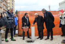 Benevento, De Luca posa la prima pietra della Cittadella Sanitaria. Per l’apertura bisognerà attendere almeno due anni